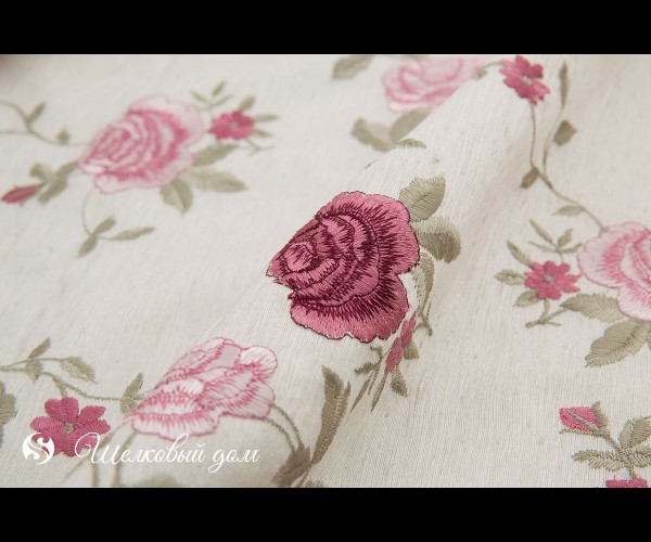 Белая вискоза ручной работы с вышивкой розы